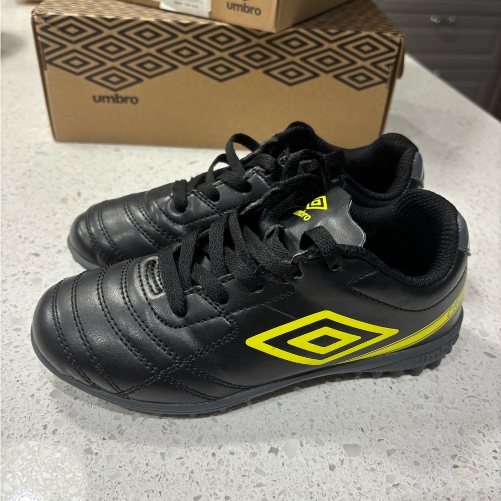 Umbro Kids Black Sneakers with Yellow Accents